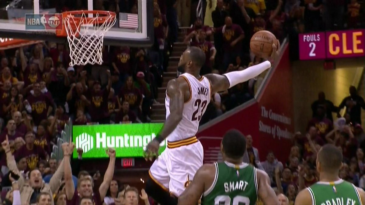 Cú dunk hỏng khó tin của LeBron James ở Game 4
