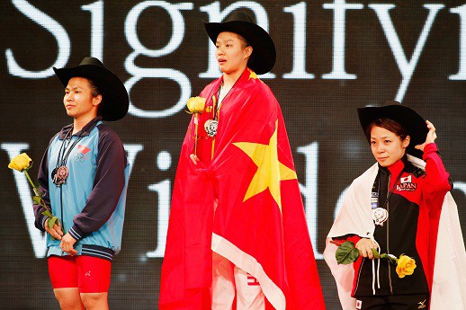 Cúp Chiến thắng 2015: Nụ cười, nước mắt của nữ lực sĩ mồ côi