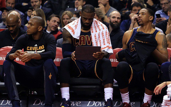 Dạo quanh NBA 17/12: LeBron chơi công nghệ, Cousins dọa nhà báo