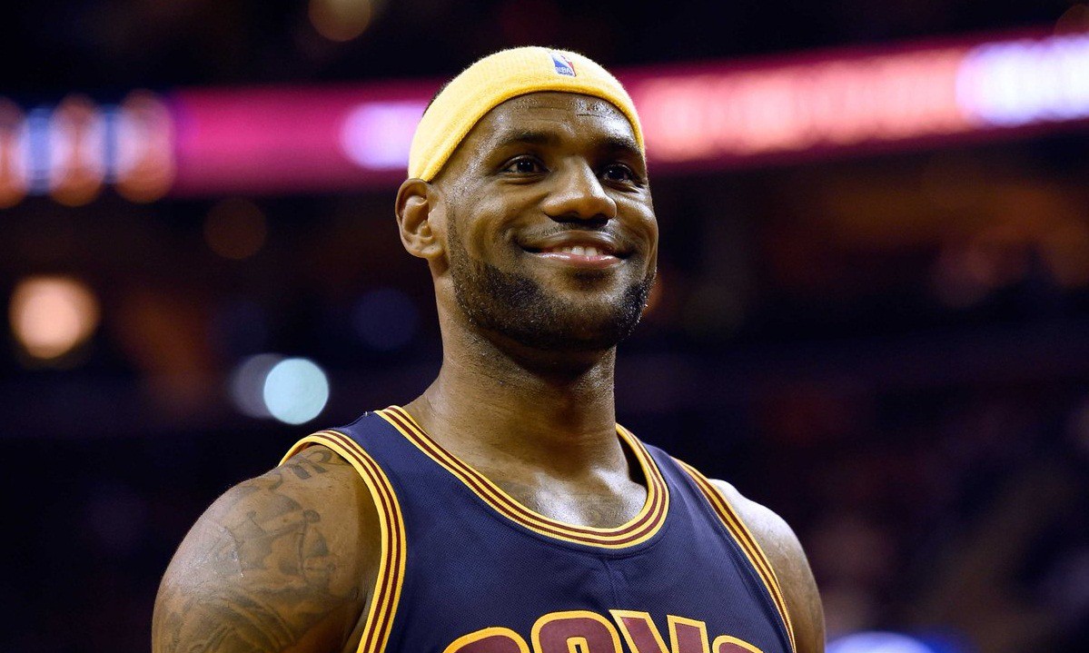 Dạo quanh NBA ngày 24/12: LeBron tặng quà Giáng sinh triệu đô