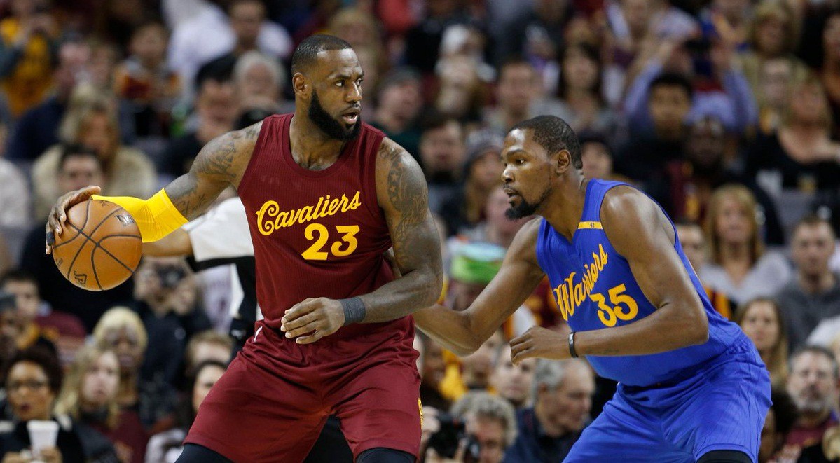 Dạo quanh NBA 27/12: LeBron bị đẩy ngã và được khuyên gặp Trump