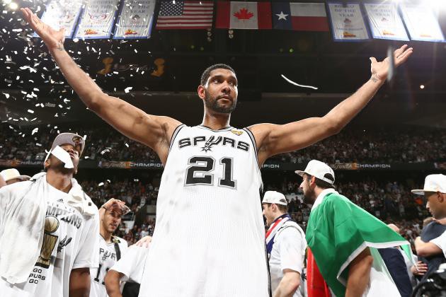 Dạo quanh NBA 18/11: Spurs treo vĩnh viễn áo đấu của Tim Duncan