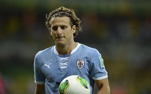 Diego Forlan phân tích: Real Madrid chịu áp lực hơn Barcelona
