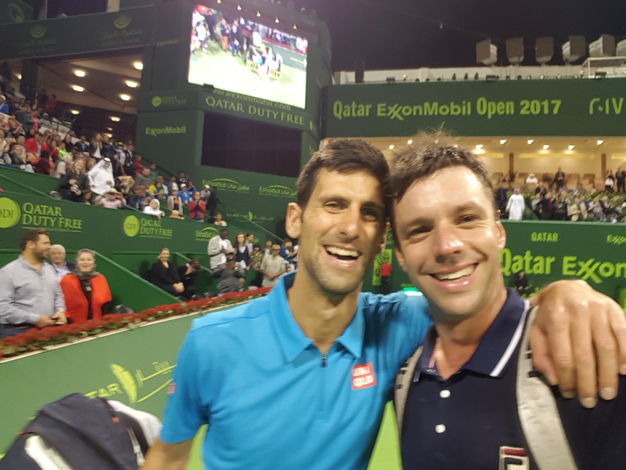 Djokovic bất ngờ khi bại tướng xin selfie trên sân