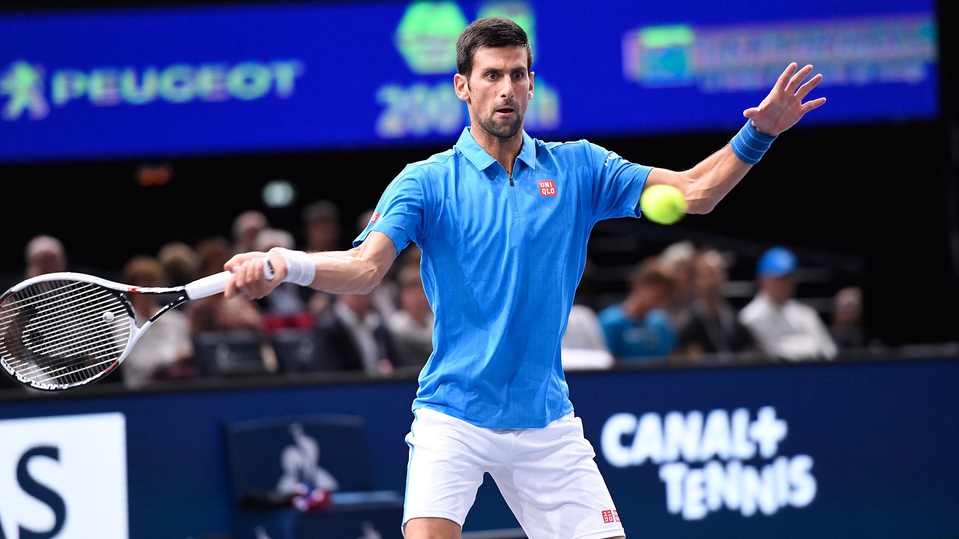 Djokovic ngược dòng vào tứ kết Paris Masters
