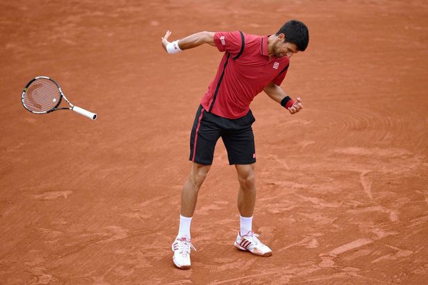 Djokovic suýt bị xử thua vì ném vợt