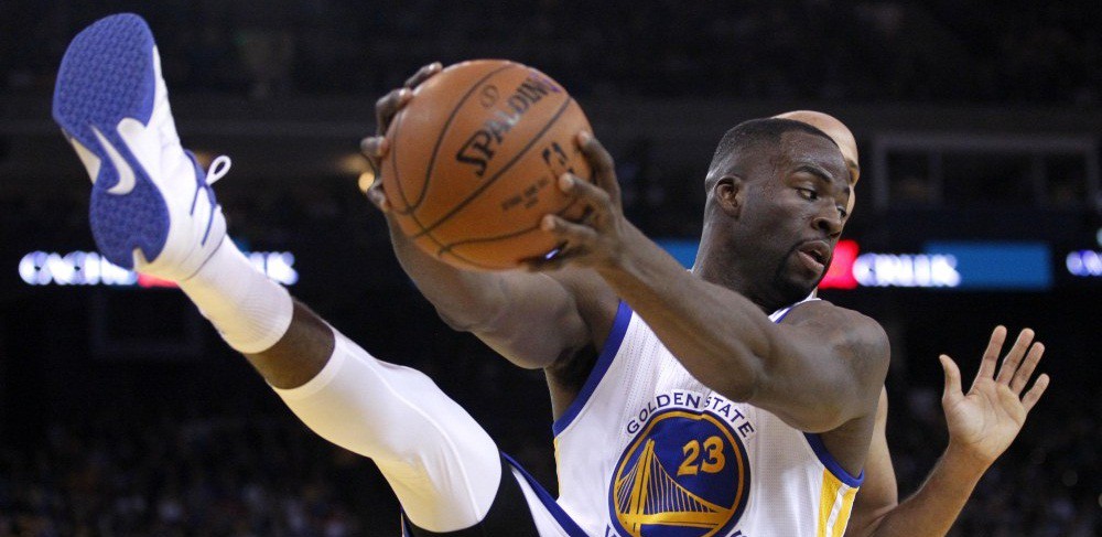 Draymond Green, xin đừng… đá người!