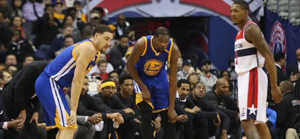 Durant chấn thương, Warriors ký vội hợp đồng với trai hư NBA