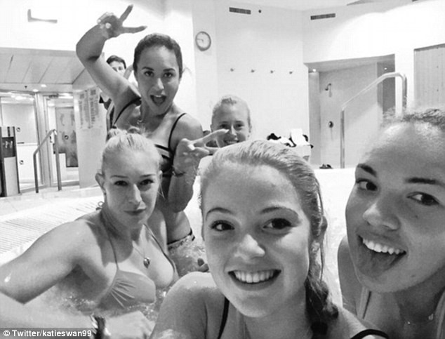 Fed Cup Vương quốc Anh “tự sướng” gây sốt