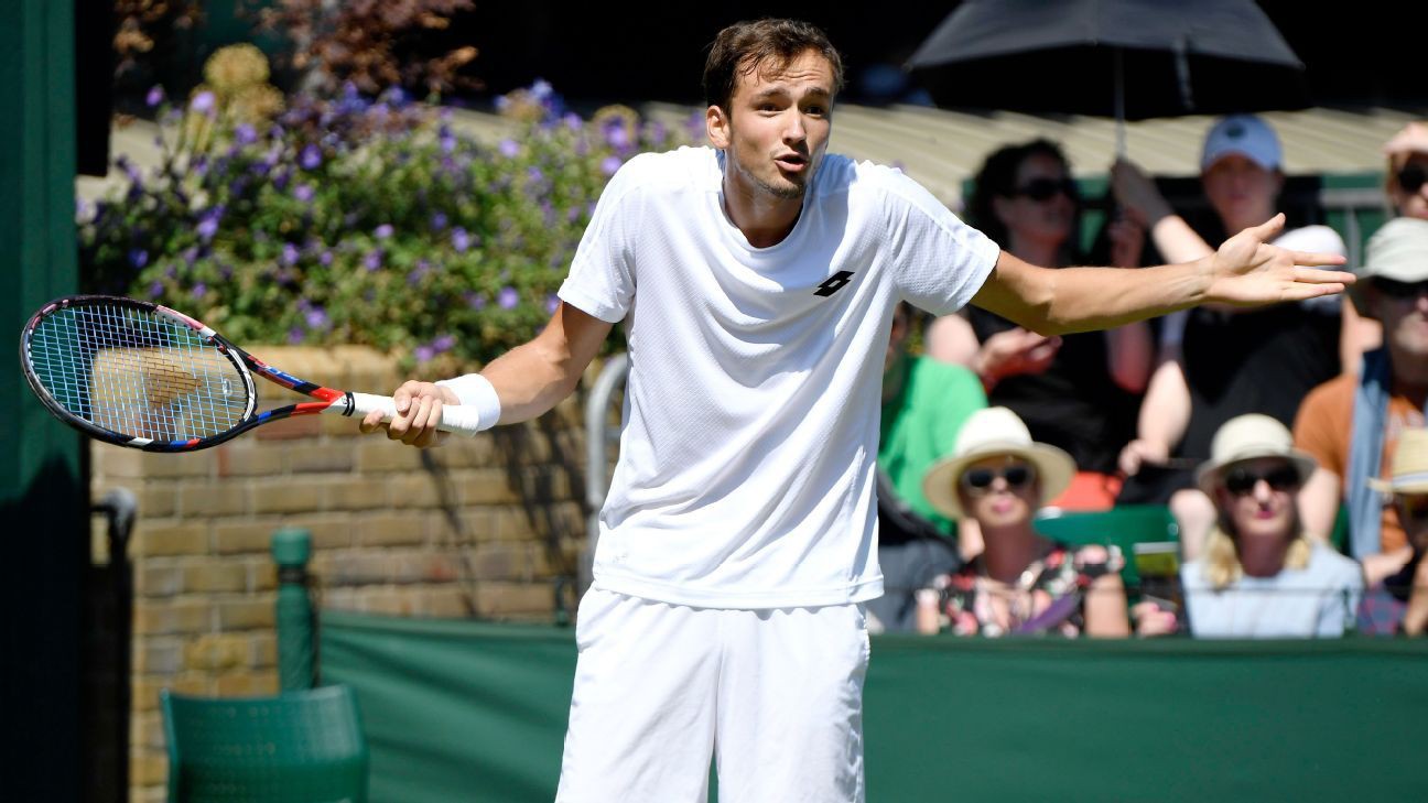 “Gấu hư” Medvedev ném đồng xu chế giễu trọng tài ở Wimbledon