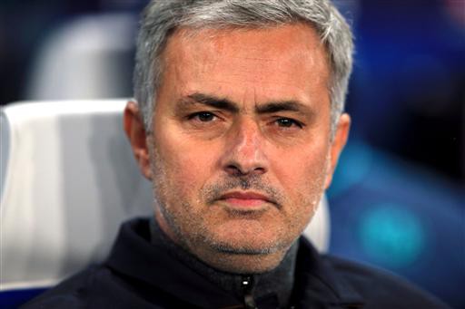 Giành ngôi đầu bảng, Mourinho vẫn… xin lỗi CĐV