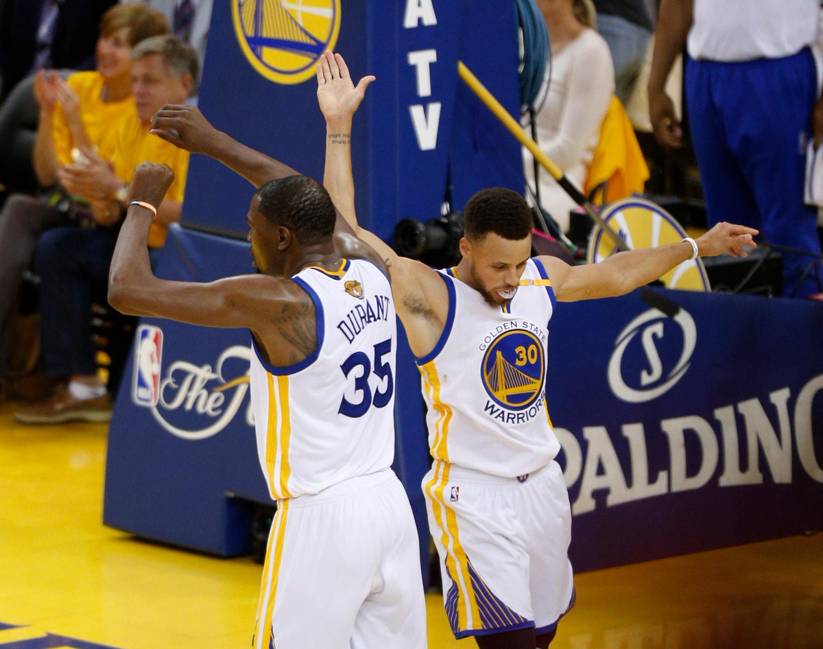 Golden State Warriors có hàng công mạnh nhất lịch sử NBA?