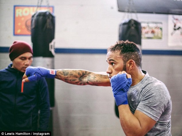 Hamilton “luyện công” trên sàn boxing