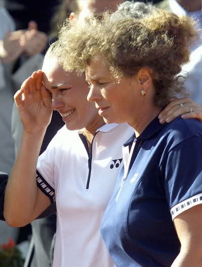 Năm 12 tuổi, Martina Hingis trở th&agrave;nh tay vợt &iacute;t tuổi nhất v&ocirc; địch Grand Slam trẻ với chức v&ocirc; địch Roland Garros. Đến m&ugrave;a giải 1999, rất nhiều người đ&atilde; nghĩ Hingis sẽ lặp lại kỳ t&iacute;ch hồi trẻ trong trận chung kết với Steffi Graf. Sau khi thắng set 1, Hingis dẫn 5-4 ở set 2 v&agrave; chỉ c&ograve;n 3 điểm số nữa để v&ocirc; địch nhưng c&ocirc; lại để Graf ngược d&ograve;ng v&agrave; thắng lại sau đ&oacute;. Hingis &ldquo;ngập&rdquo; trong nước mắt sau đ&oacute; v&agrave; phải nhờ tới sự thuyết phục của người mẹ, tay vợt của Thụy Sĩ mới c&oacute; thể quay trở lại bục nhận giải.