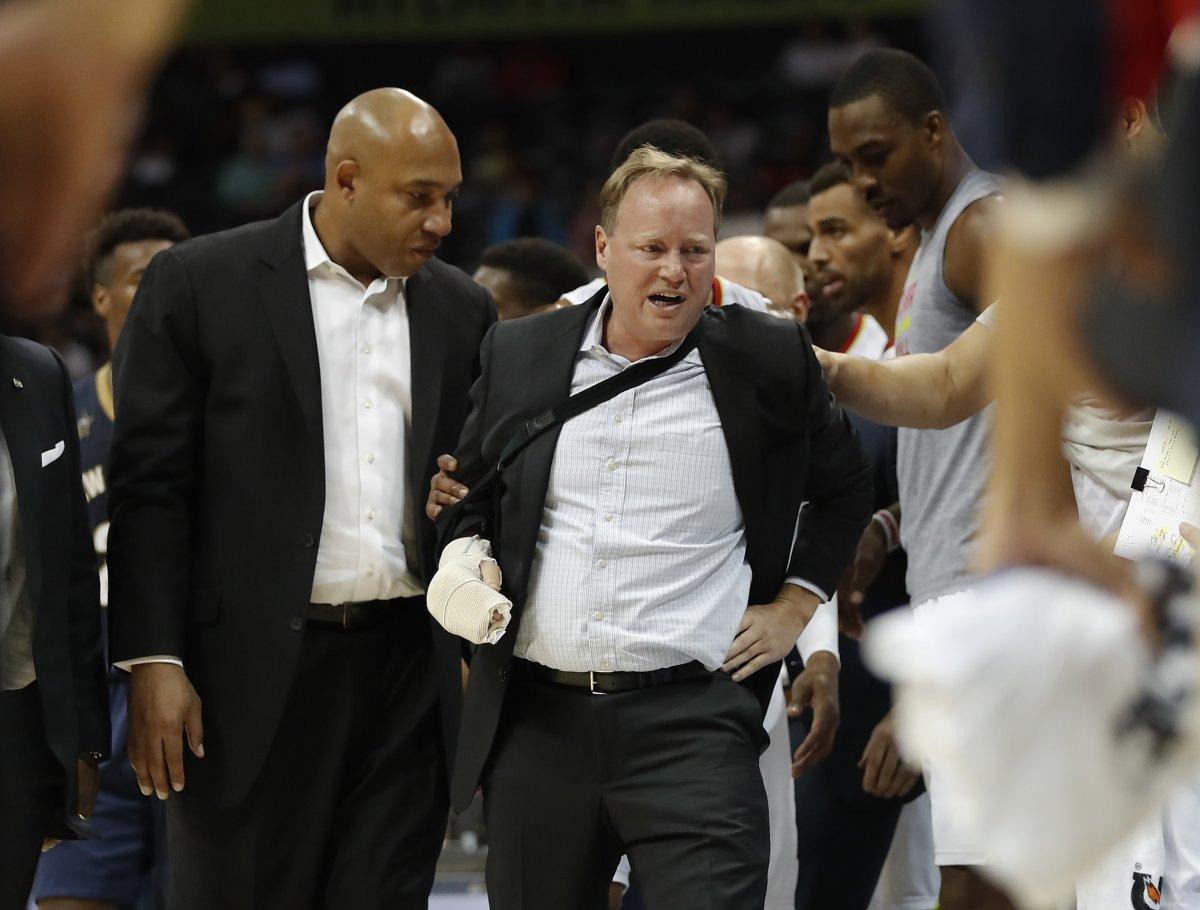 HLV Mike Budenholzer gặp tai nạn trên sân, Patrick Beverley phải phẫu thuật