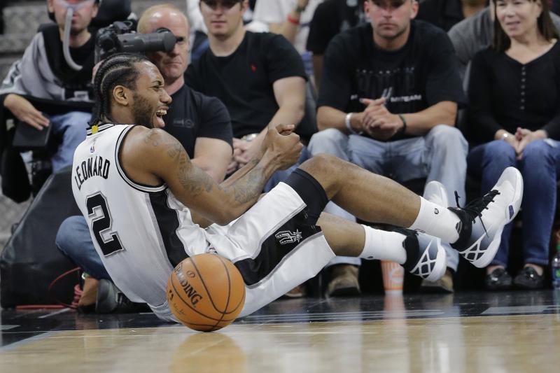 Kawhi Leonard vắng mặt ở trận đấu với Warriors