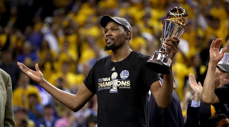 Kevin Durant với danh hiệu MVP Finals 207 Kevin Durant với danh hiệu MVP Finals 207