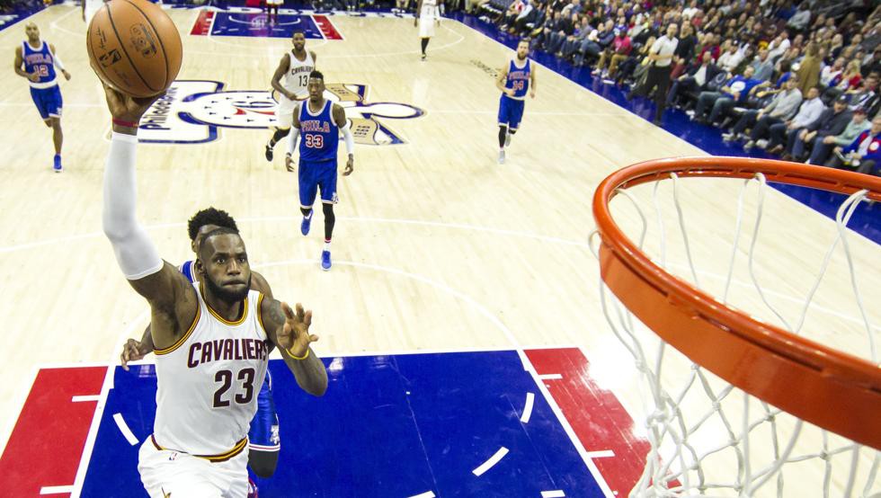 LeBron James chen vào Top 10 ghi điểm trong lịch sử NBA