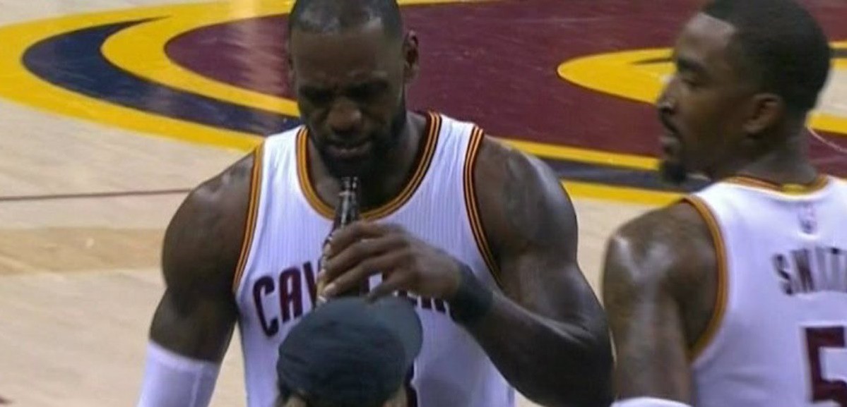 LeBron James chọc cười khán giả với hành động ngộ nghĩnh
