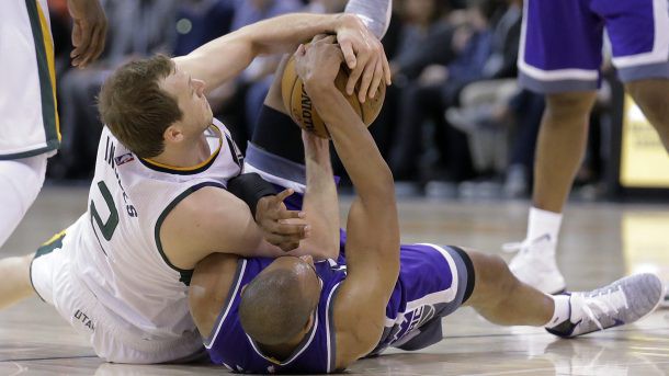 Trọng tài giúp Utah thắng Sacramento