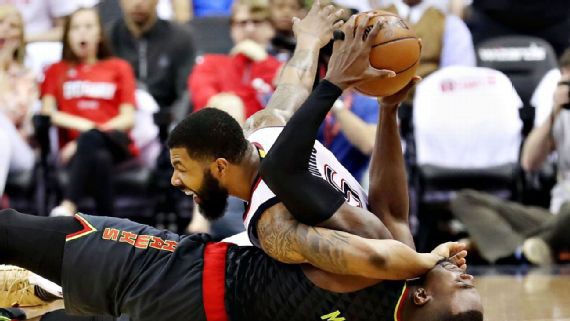 Millsap trong một pha tranh bóng với Morris ở game 1 vòng Play-off Millsap trong một pha tranh bóng với Morris ở game 1 vòng Play-off