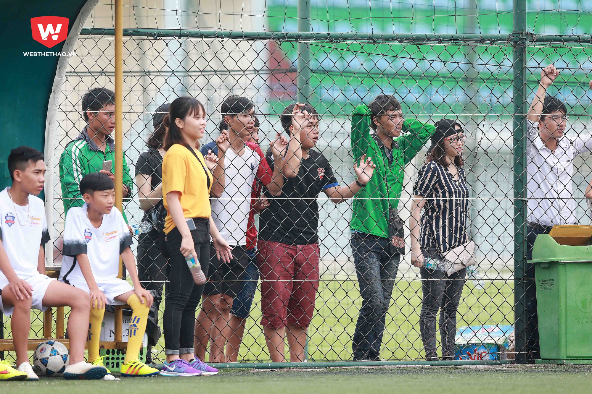 Những CĐV đặc biệt của THCS Nghi Công tại U13 bóng đá học đường