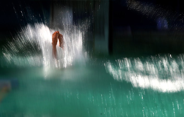 Olympic 2016: Phát hiện nguyên nhân khiến nước bể bơi đổi màu