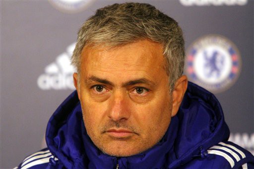 Sắp… xuống hạng, Mourinho vẫn không đi “chợ Đông”