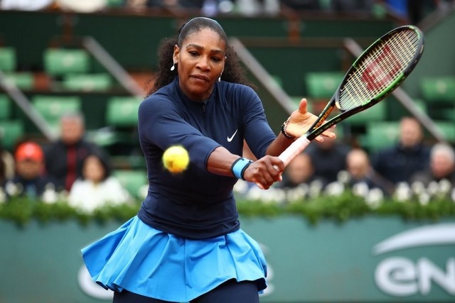 Serena vất vả vào bán kết Roland Garros