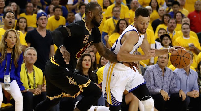 Steph Curry biến LeBron thành “gã hề” ở Game 2 chung kết NBA