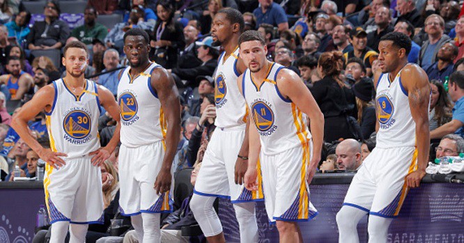 Warriors vẫn giữ được bộ khung giúp họ thành công trong vài năm qua (lần lượt từ trái): Curry, Green, Durant, Thompson và Iguodala Warriors vẫn giữ được bộ khung giúp họ thành công trong vài năm qua (lần lượt từ trái): Curry, Green, Durant, Thompson và Iguodala