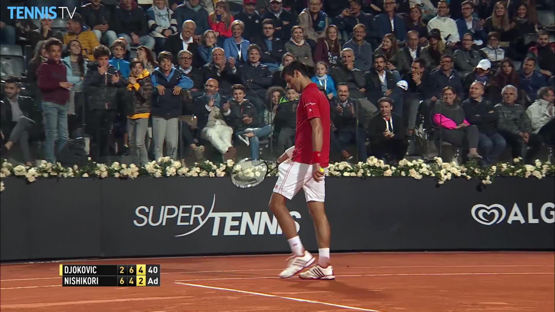 Trọng tài khiến Djokovic ngượng "chín mặt"