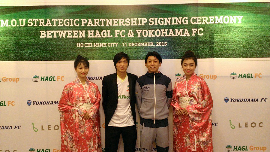 Tuấn Anh bảnh bao dự lễ ký hợp đồng với Yokohama FC