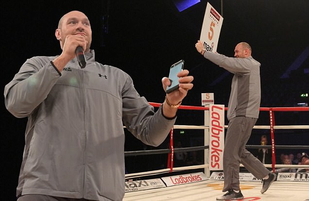 Tyson Fury làm “ring girl” chiều fan