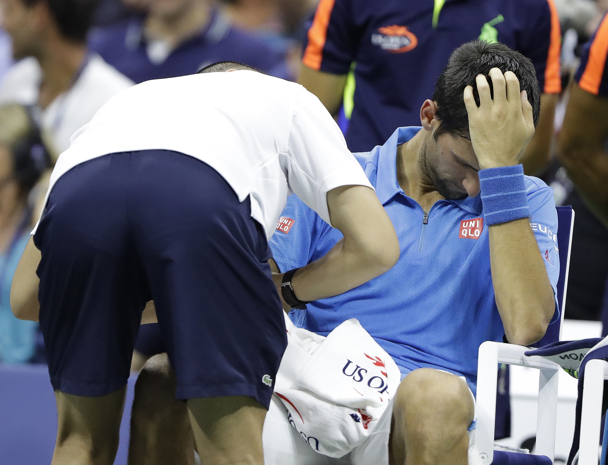 Djokovic gặp vấn đề về vai và cánh tay từ ngay vòng 1 US Open Djokovic gặp vấn đề về vai và cánh tay từ ngay vòng 1 US Open