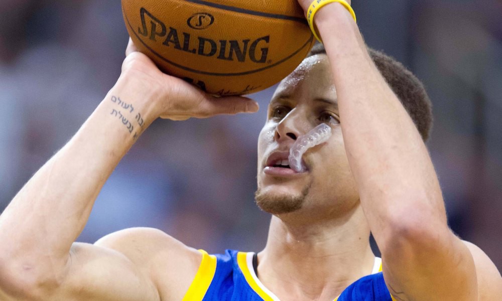 Curry thường nhai h&agrave;m bảo vệ khi n&eacute;m phạt