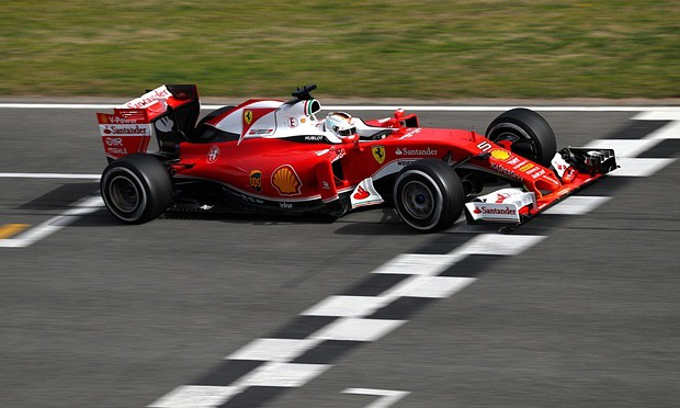 Vettel “dằn mặt” Hamilton ngày đua thử đầu tiên