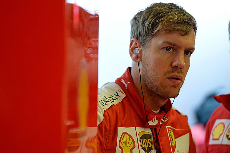Vettel khó chịu trước sức mạnh của Hamilton