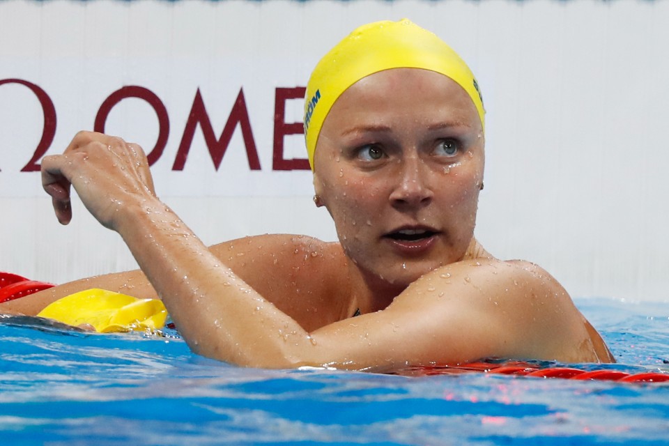 Vì sao các kình ngư Olympic đội 2 mũ bơi?