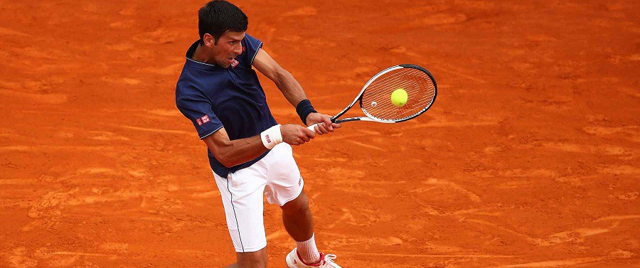 Video: Djokovic chật vật mở màn mùa đất nện