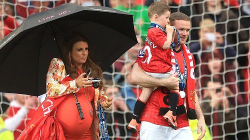 Vợ Rooney cấm chồng sang Trung Quốc