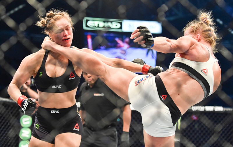 Pha knockout Ronda Rousey đưa tên tuổi Holly Holm (phải) vụt sáng trong làng MMA holm rousey