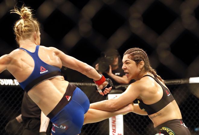 Khi có cơ hội, Holly Holm sẽ tung ra những cú đá để kết thúc trận đấu holm correia