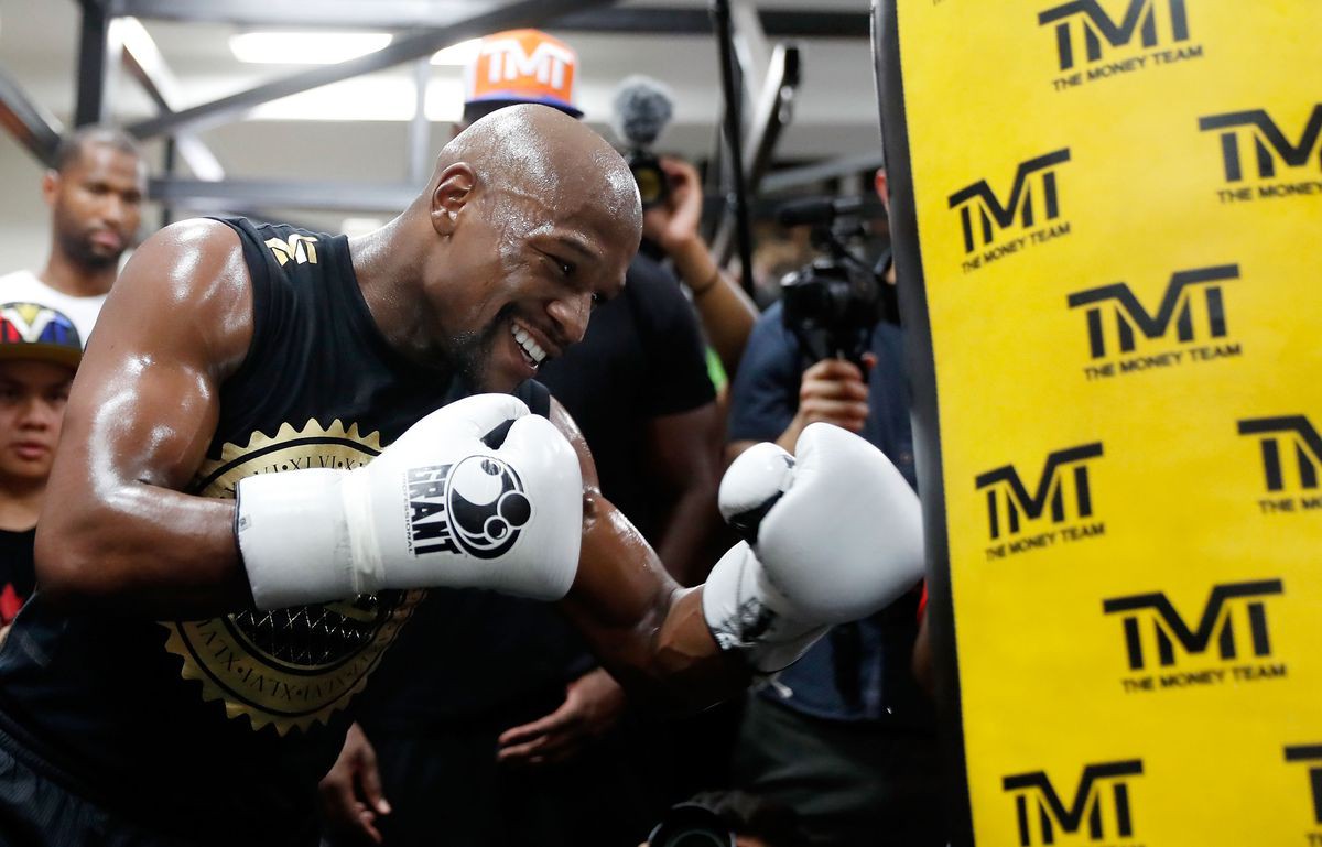 Floyd Mayweather cho biết sẽ không nhắm đến Conor McGregor ngay trong trận đấu MMA đầu tiên Floyd Mayweather