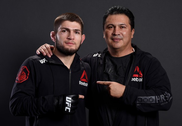 Khabib Nurmagomedov và HLV Javier Mendez của AKA Khabib Nurmagomedov Javier Mendez