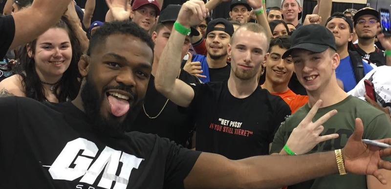 Jon Jones vui vẻ "chịu thua" bé gái 10 tuổi ở giải grappling