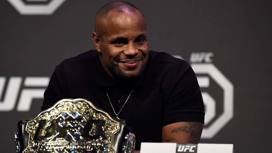 Bản tin MMA 17/4: Daniel Cormier khoái chí khi có thể đấu Lesnar