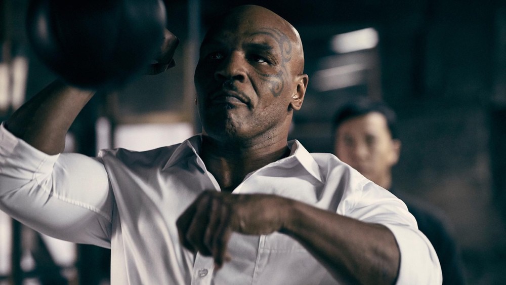 Bản tin MMA 30/12: Mike Tyson đấm Kickboxer lộn vòng trên không