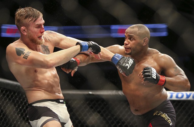 Bản tin MMA 6/2: DC nhắn Gustafsson: Đừng dậm chân tại chỗ!