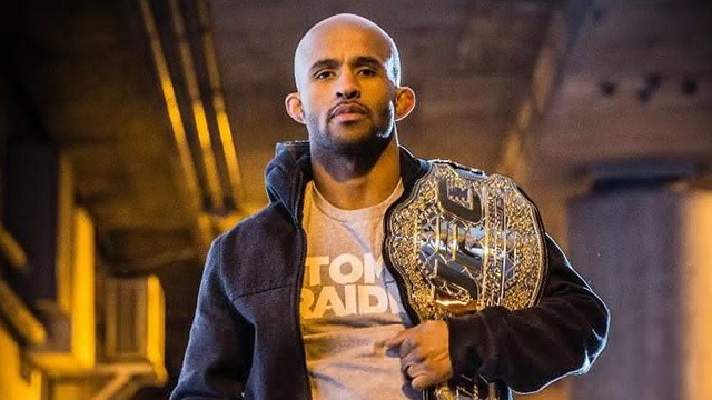 Võ sĩ mạnh nhất UFC có xuất thân thật khó tin!